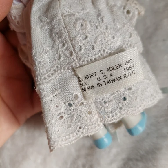 Beautiful Cottage 80s Vintage Porcelain Doll - Picture 8 of 9